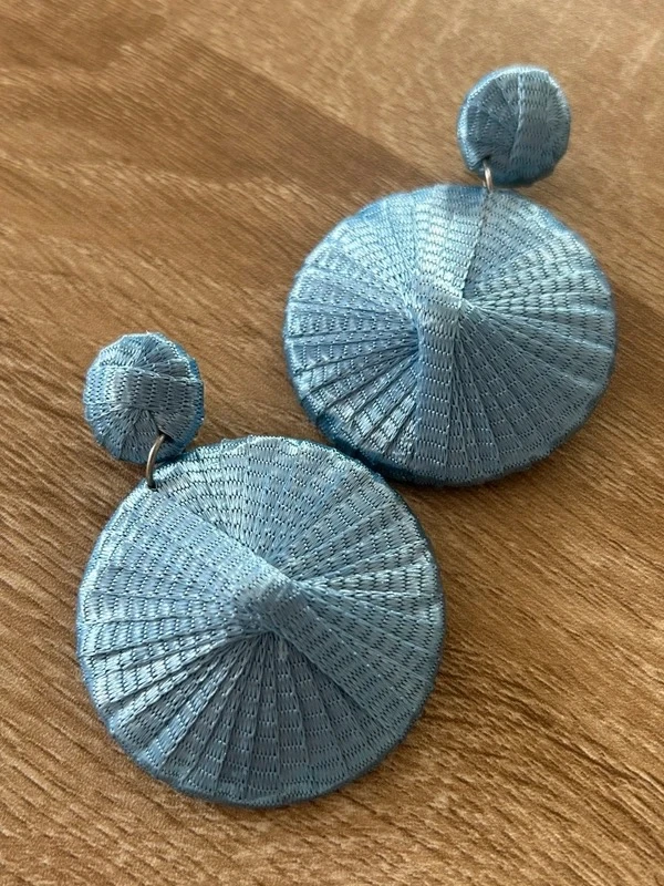 Vintage et rétro, clips d’oreilles tissu bleu clair